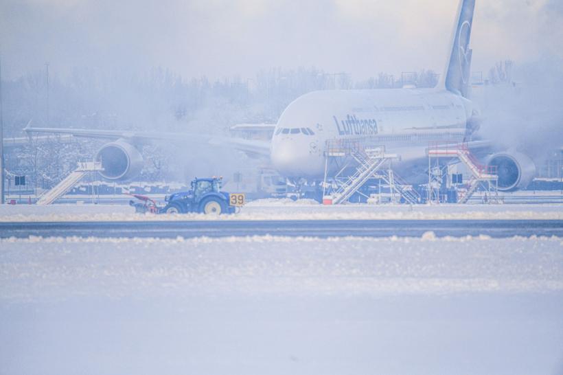 Ploaia înghețată și ninsorile abundente îngreunează călătoriile cu avionul și trenul în Europa