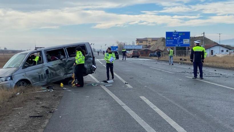 Accident grav în Buzău. Ciocnire între două autoturisme și un microbuz. Planul Roșu de Intervenție a fost activat 18880374