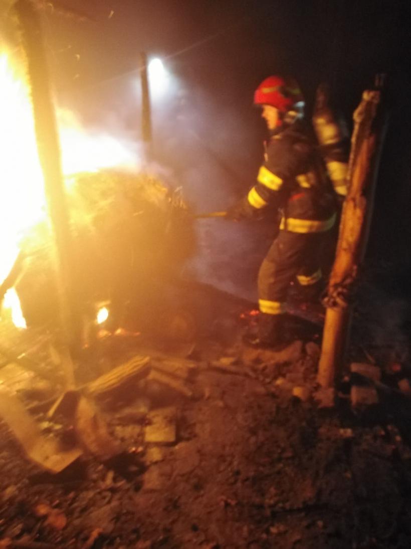 Incendiu violent la o casă din Vaslui. O femeie a fost găsită moartă
