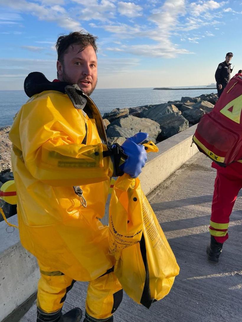 O persoană s-a aruncat în mare, în Faleză Nord. Bărbatul a fost scos la ţărm de salvamari şi transportat la spital de un echipaj SMURD