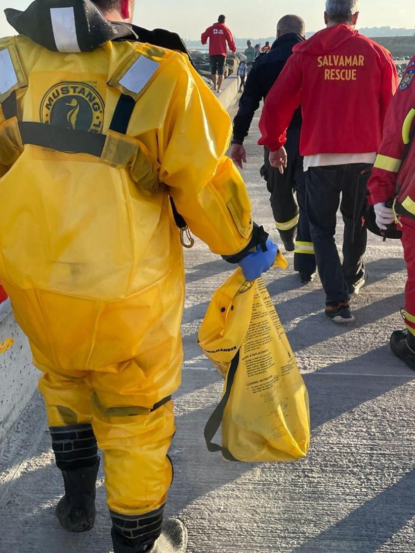 O persoană s-a aruncat în mare, în Faleză Nord. Bărbatul a fost scos la ţărm de salvamari şi transportat la spital de un echipaj SMURD 18880419