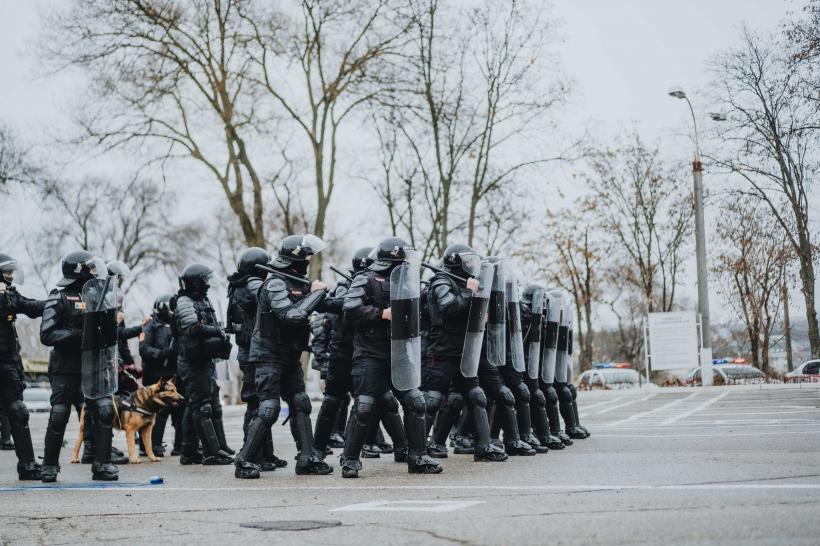 Puşcaşii marini ai SUA instruiesc trupele moldovene de intervenţie în domeniul antiterorist 18880292