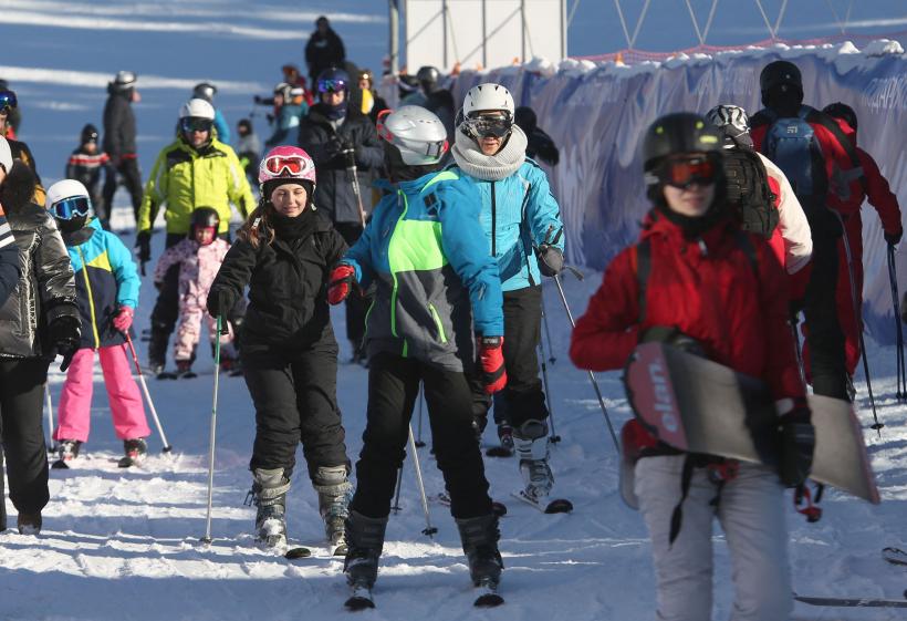 Turism de război. Românii merg la schi în Ucraina: ”Nu sunt semne de conflict în zonă, totul pare normal”