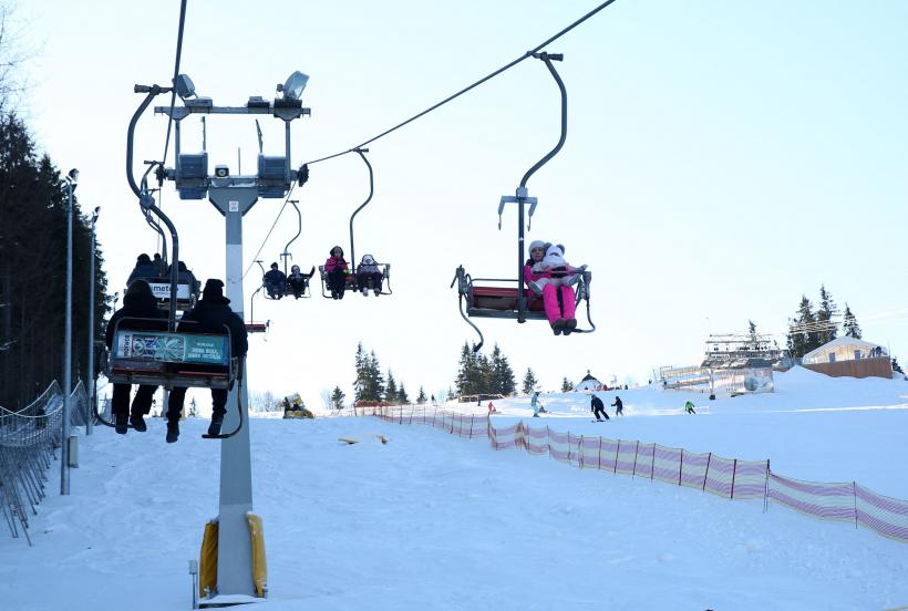 Turism de război. Românii merg la schi în Ucraina: ”Nu sunt semne de conflict în zonă, totul pare normal” 18880274