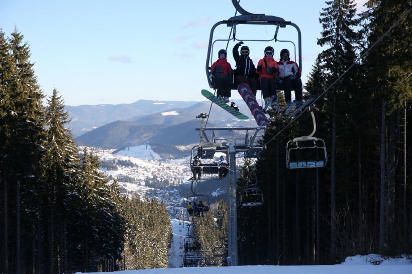 Turism de război. Românii merg la schi în Ucraina: ”Nu sunt semne de conflict în zonă, totul pare normal” 18880275