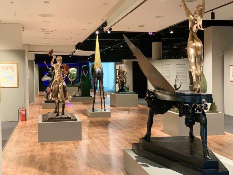 Expoziția „Universul lui Salvador Dalí”. Noi reprezentații ale spectacolului de teatru „Cineva are să vină”, la Sala Mare