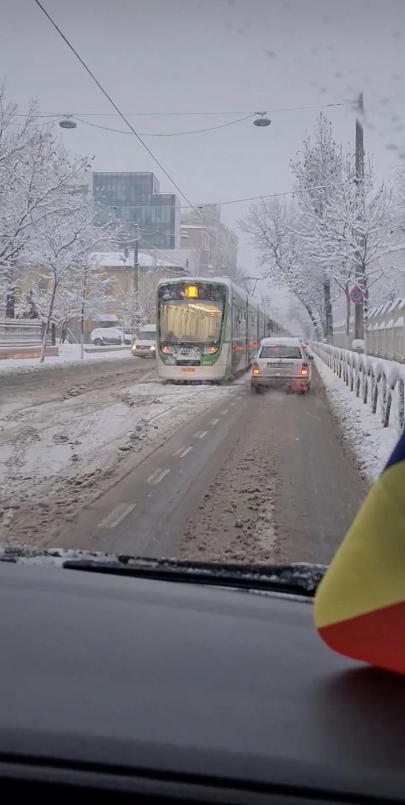 Câteva ore de ninsoare au făcut ravagii în Capitală! Copaci puşi la pământ, maşini distruse, tramvaie deraiate și circulație îngreunată  18880553