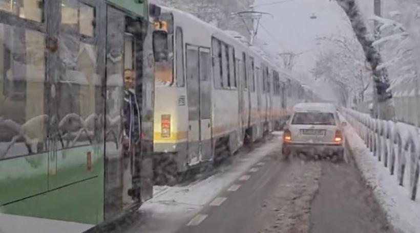 Câteva ore de ninsoare au făcut ravagii în Capitală! Copaci puşi la pământ, maşini distruse, tramvaie deraiate și circulație îngreunată  18880554