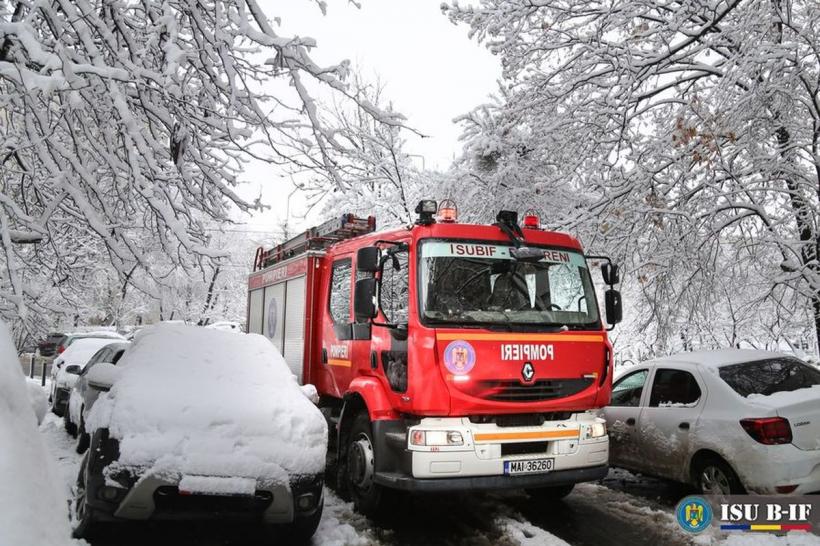 Câteva ore de ninsoare au făcut ravagii în Capitală! Copaci puşi la pământ, maşini distruse, tramvaie deraiate și circulație îngreunată 