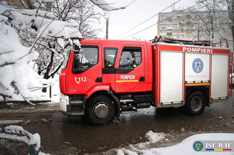 Câteva ore de ninsoare au făcut ravagii în Capitală! Copaci puşi la pământ, maşini distruse, tramvaie deraiate și circulație îngreunată  18880594