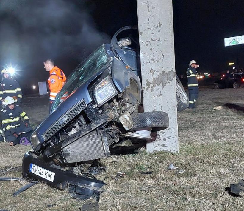 Accident groaznic la Timișoara: Patru răniți, între care o fetiță de opt ani, după ce o mașină a intrat într-un stâlp 18880600