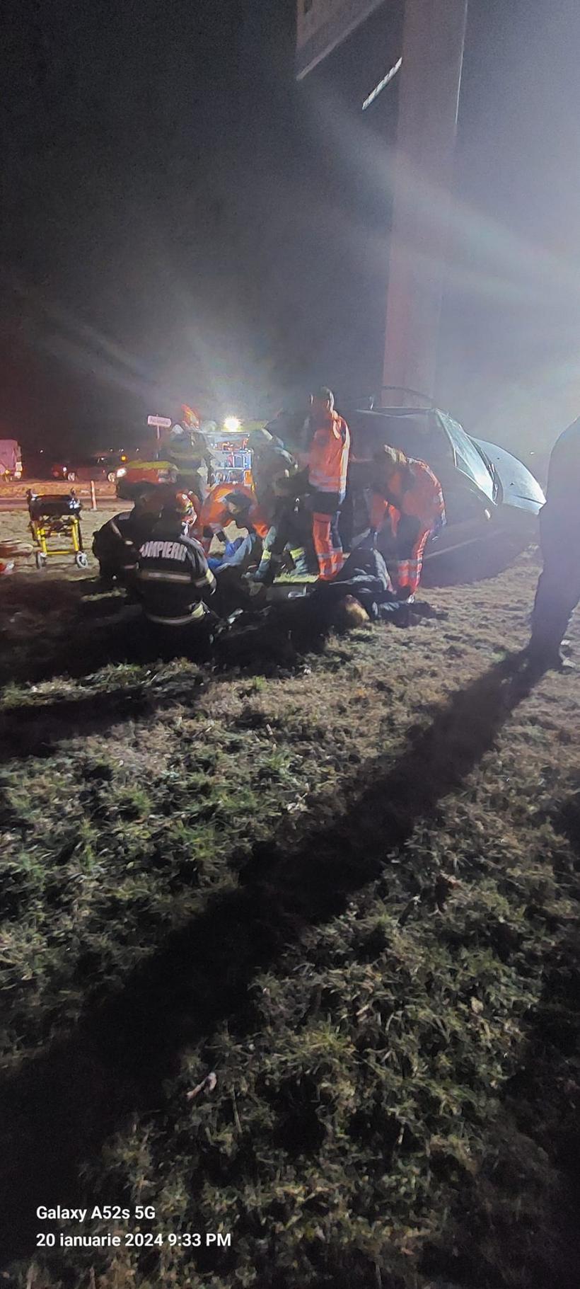 Accident groaznic la Timișoara: Patru răniți, între care o fetiță de opt ani, după ce o mașină a intrat într-un stâlp 18880601