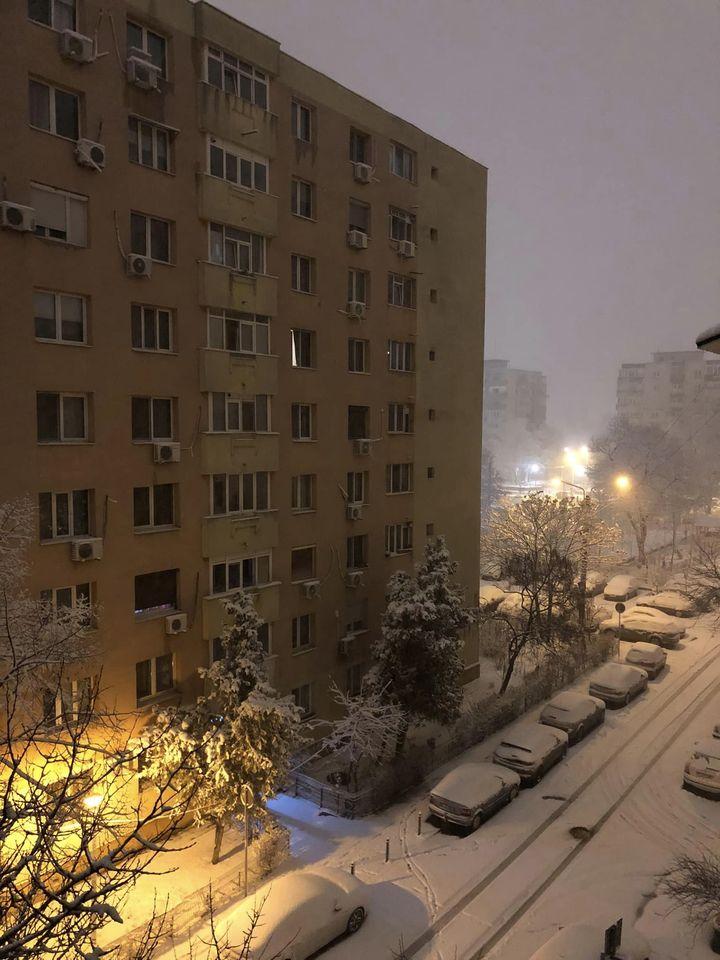 Tramvaie deraiate și circulație îngreunată în București. Autoritățile nu au deszăpezit străzile. Va continua să ningă în Capitală. Stratul de zăpadă va ajunge la 17 centimetri 18880514