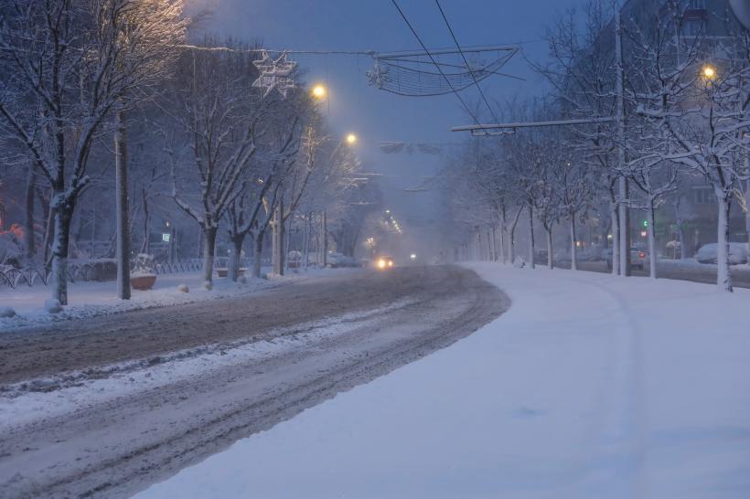 Tramvaie deraiate și circulație îngreunată în București. Autoritățile nu au deszăpezit străzile. Va continua să ningă în Capitală. Stratul de zăpadă va ajunge la 17 centimetri 18880515