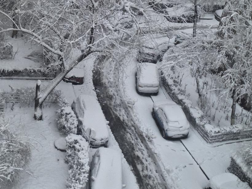 Tramvaie deraiate și circulație îngreunată în București. Autoritățile nu au deszăpezit străzile. Va continua să ningă în Capitală. Stratul de zăpadă va ajunge la 17 centimetri