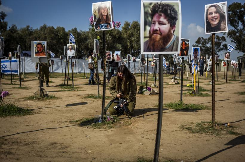 Rudele tinerilor uciși de Hamas au plantat copaci pe terenul unde a avut loc atacul din 2023