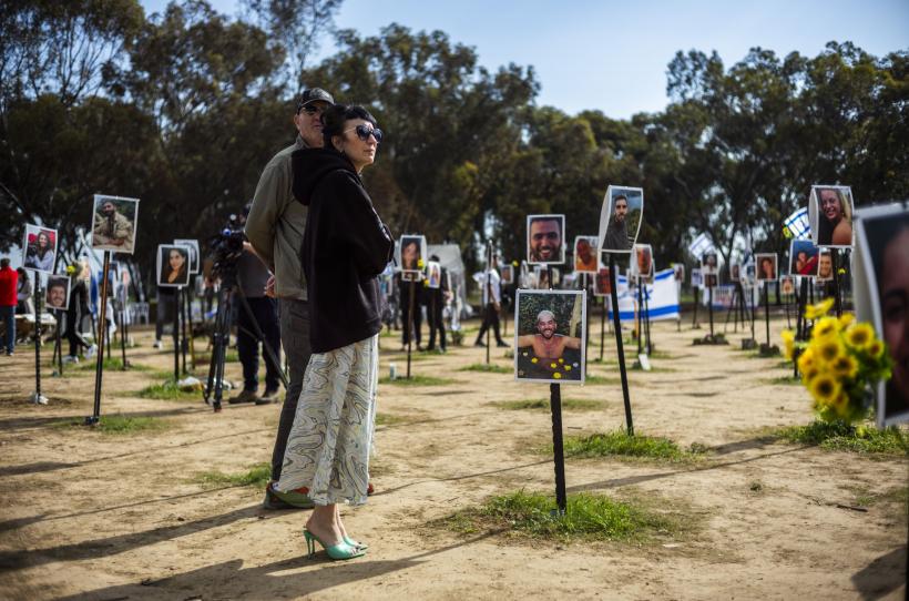 Rudele tinerilor uciși de Hamas au plantat copaci pe terenul unde a avut loc atacul din 2023 18880702