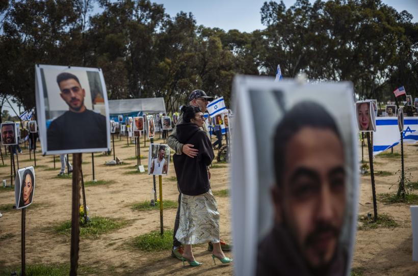 Rudele tinerilor uciși de Hamas au plantat copaci pe terenul unde a avut loc atacul din 2023 18880703