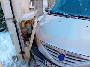 Pericol de explozie în Argeș, după ce o mașină a lovit un branșament de gaze