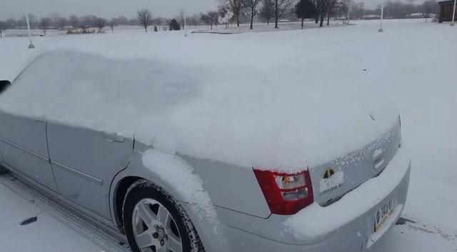 Amenzi „piperate” pentru șoferii care circulă cu mașinile acoperite de zăpadă! Ce prevede Codul Rutier