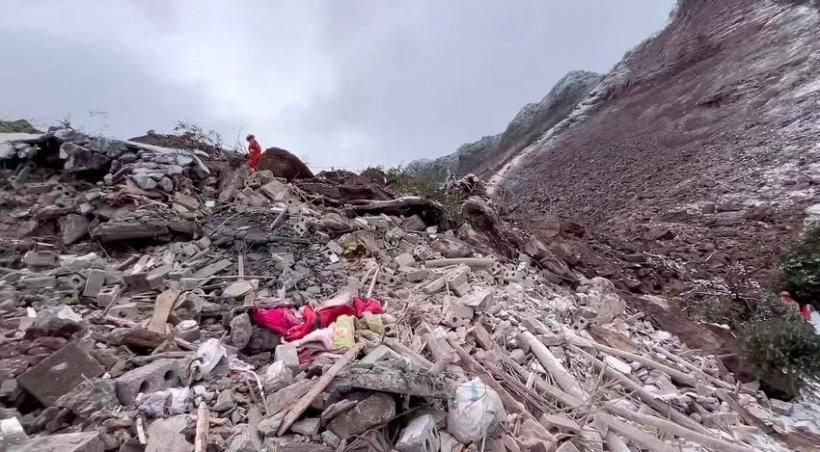Zeci de persoane sunt date dispărute în urma unei alunecări de teren în provincia Yunnan, China