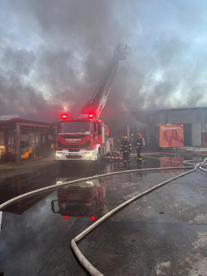 Incendiu puternic la o hală de depozitare din Timiș: Intervin zeci de pompieri