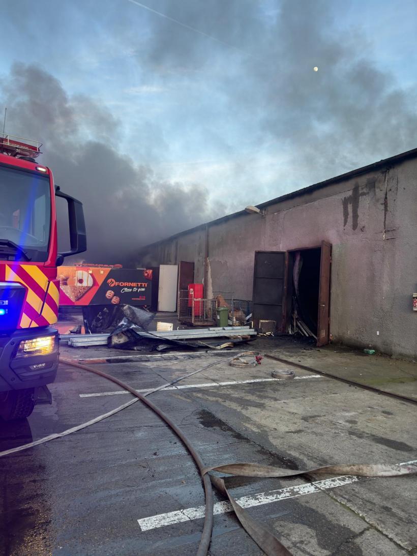 Incendiu puternic la o hală de depozitare din Timiș: Intervin zeci de pompieri 18880907
