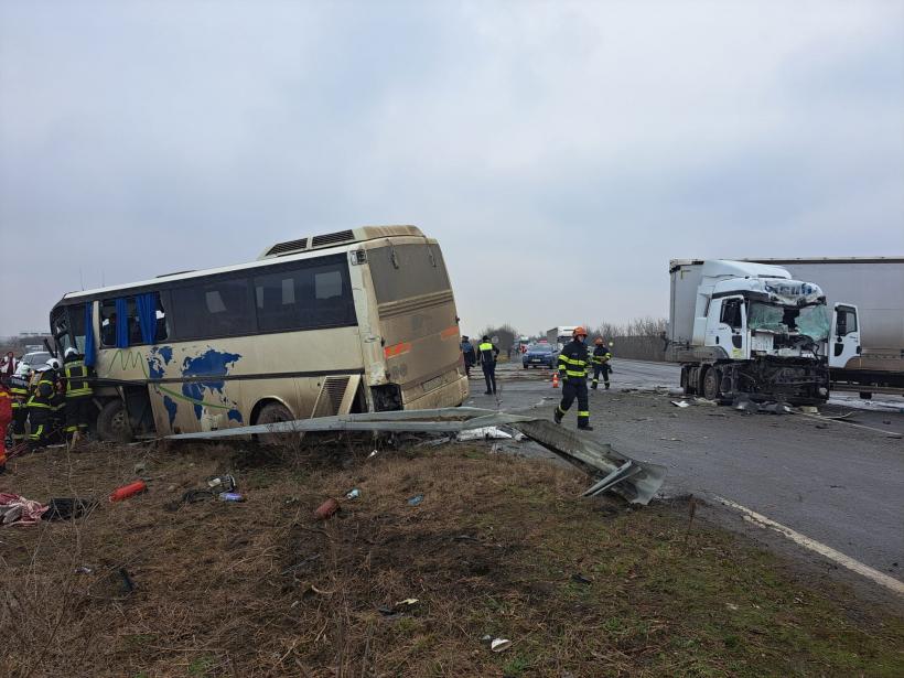 Accident grav în localitatea Sânandrei: 11 victime în urma coliziunii dintre un TIR și un autobuz. Planul Roșu de Intervenție, activat