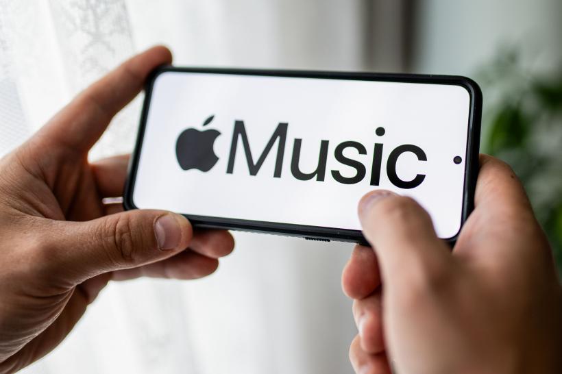 Apple majorează drepturile de autor pentru artiştii care au o versiune audio spaţială pe Apple Music