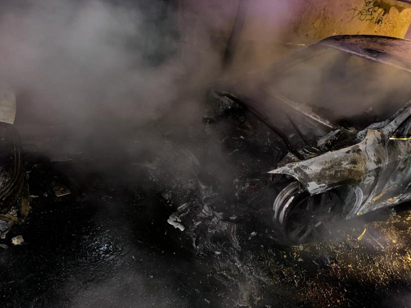 Incendiu într-o parcare, din cauza unui scurtcircuit 18881309