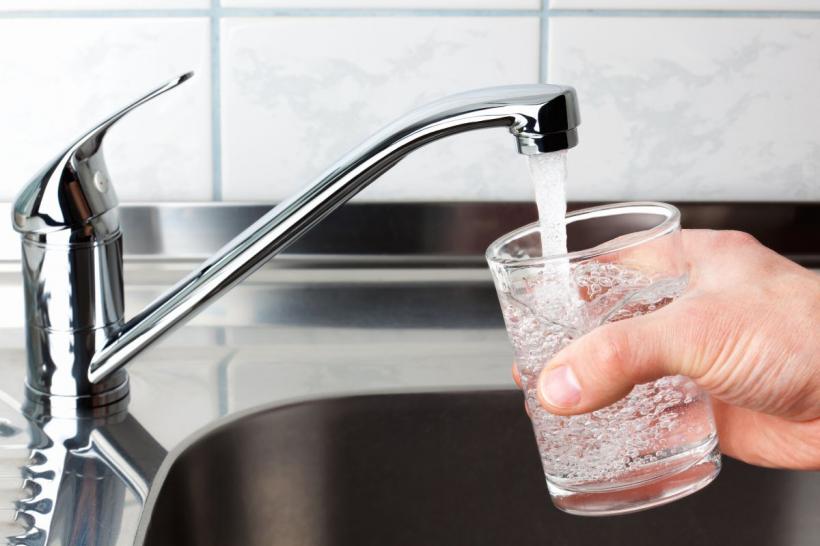  Locuitorii din Câmpina, sfătuiţi să nu consume apa de la robinet, din cauza depăşirii unor parametri