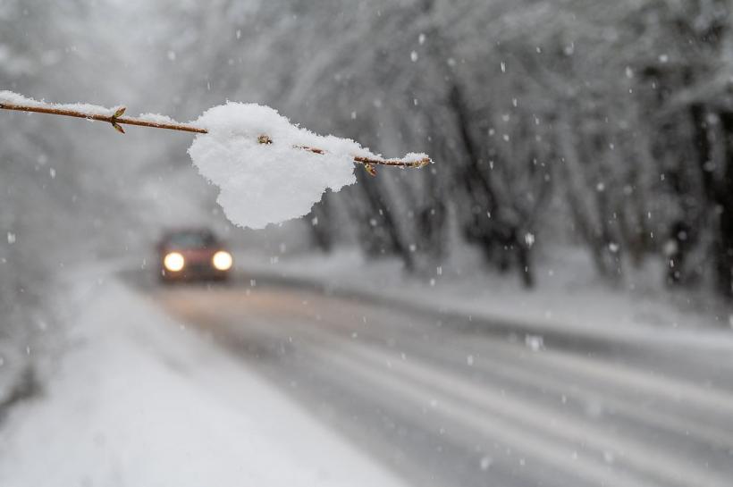 Ninge viscolit în Iași, Suceava, Dâmbovița, Craiova și Prahova. Pe DN1A, în Cheia, stratul de zăpadă măsoară 1 cm