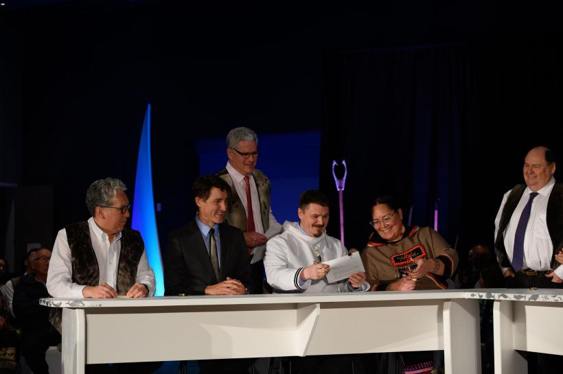 O țară imensă apare pe harta lumii. Este bogată în resurse minerale și are 40.000 de locuitori 18881556