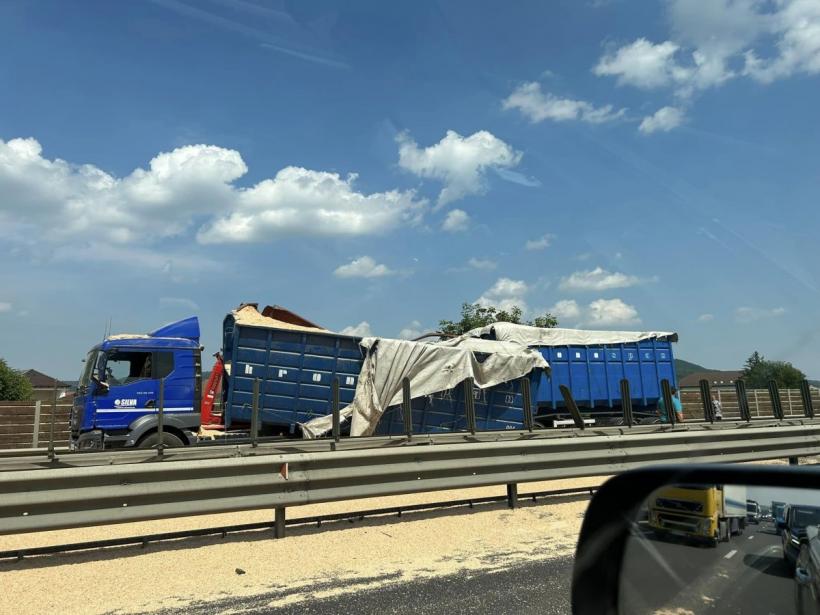 Un camion încărcat cu cereale s-a răsturnat pe DN 2A, în Constanța; trafic oprit
