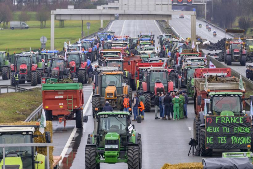 Fermierii furioși au înconjurat Parisul. Guvernul renunță la la reducerea subvențiilor pentru motorină. Protestele s-au extins în toată Franța