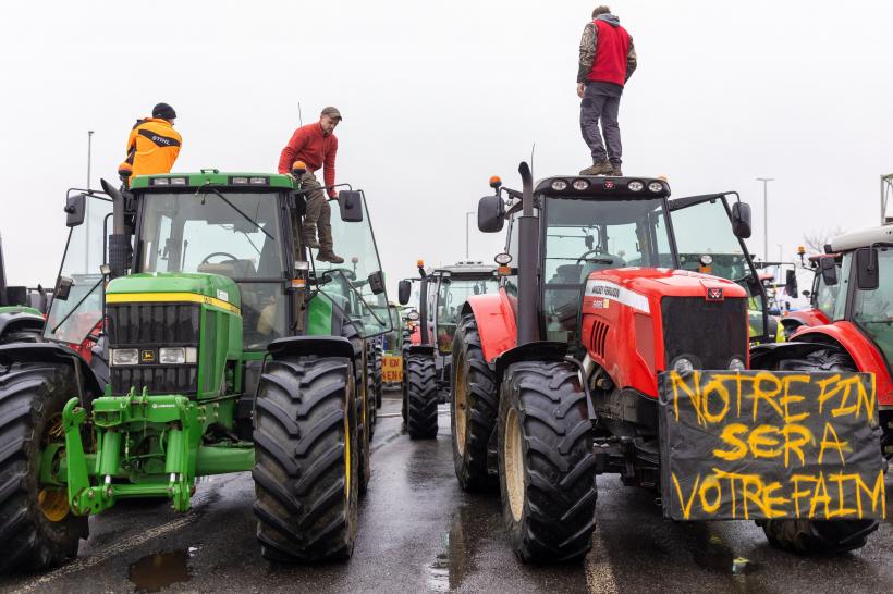 Fermierii furioși au înconjurat Parisul. Guvernul renunță la la reducerea subvențiilor pentru motorină. Protestele s-au extins în toată Franța 18881641