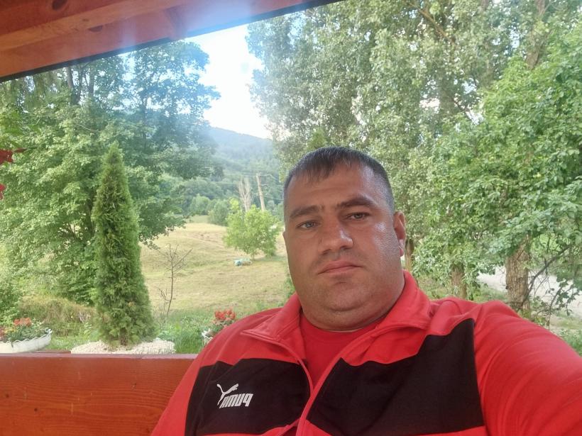 Se întâmplă în România! Primarul din Gura Teghii a furat centrala, leagănele și ușile de la școala din comună și le-a dus la pensiunea lui. Edilul a fost reținut 18881613