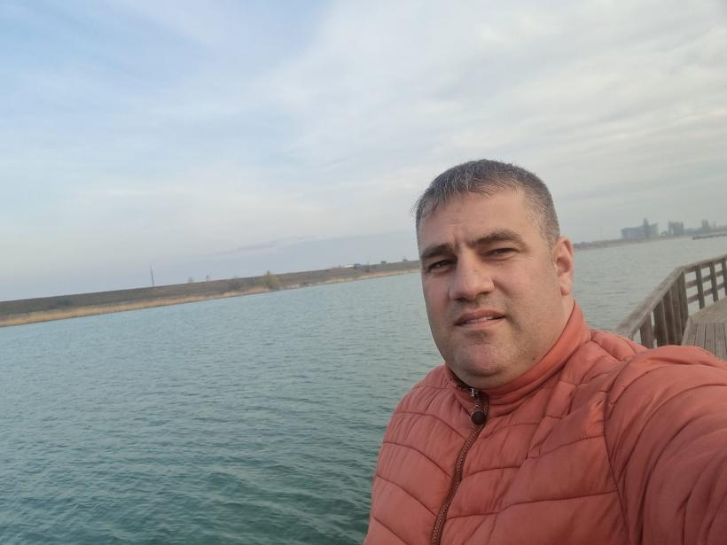 Se întâmplă în România! Primarul din Gura Teghii a furat centrala, leagănele și ușile de la școala din comună și le-a dus la pensiunea lui. Edilul a fost reținut 18881614