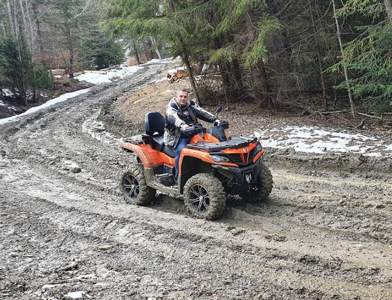 Se întâmplă în România! Primarul din Gura Teghii a furat centrala, leagănele și ușile de la școala din comună și le-a dus la pensiunea lui. Edilul a fost reținut 18881616