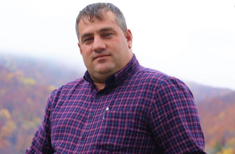 Se întâmplă în România! Primarul din Gura Teghii a furat centrala, leagănele și ușile de la școala din comună și le-a dus la pensiunea lui. Edilul a fost reținut 18881617