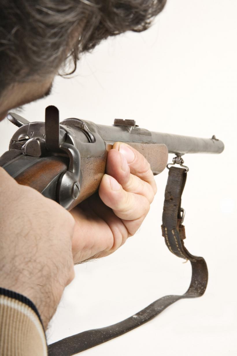 Împușcat accidental, cu o armă de vânătoare