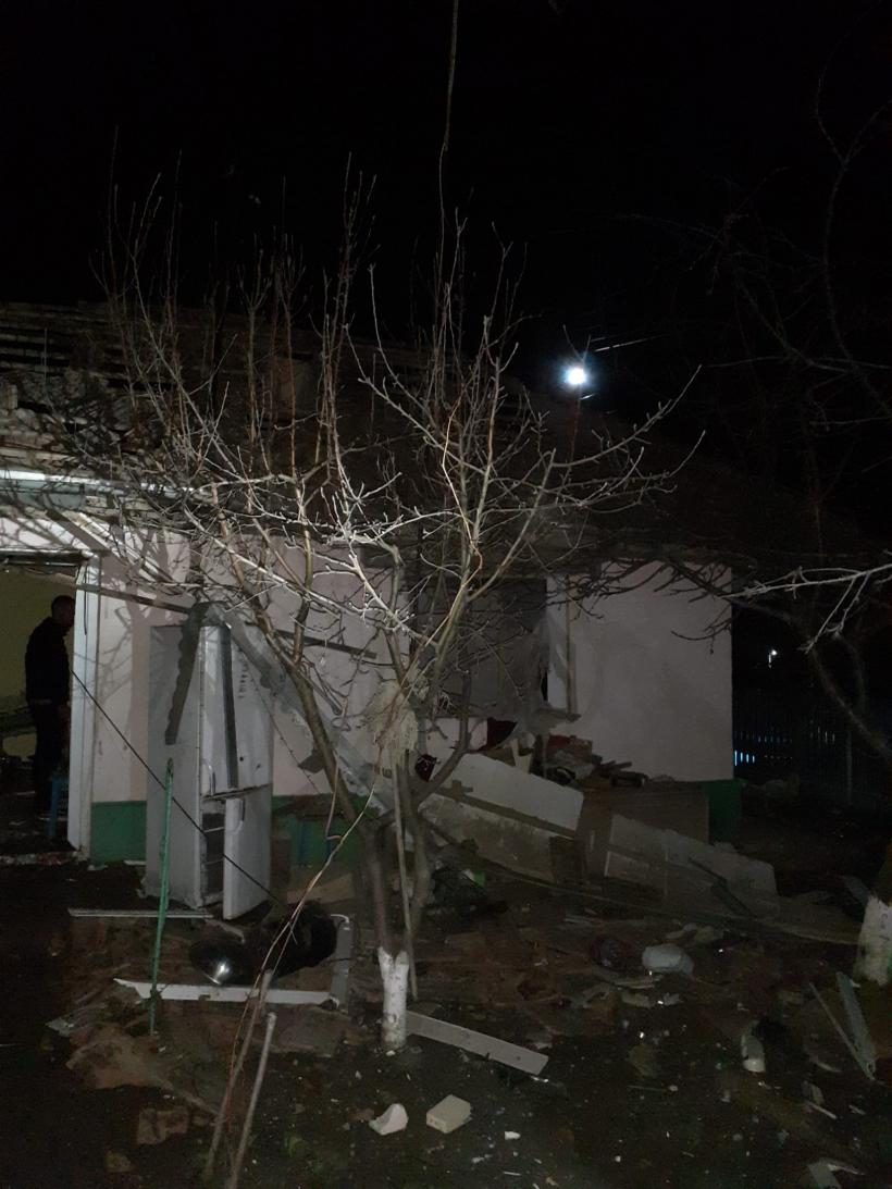 Explozie într-o casă din județul Vaslui. Două persoane au fost prinse sub dărâmături