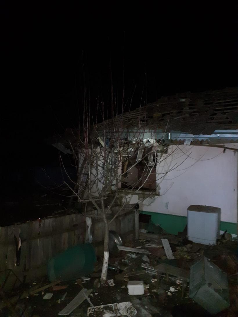 Explozie într-o casă din județul Vaslui. Două persoane au fost prinse sub dărâmături 18881864