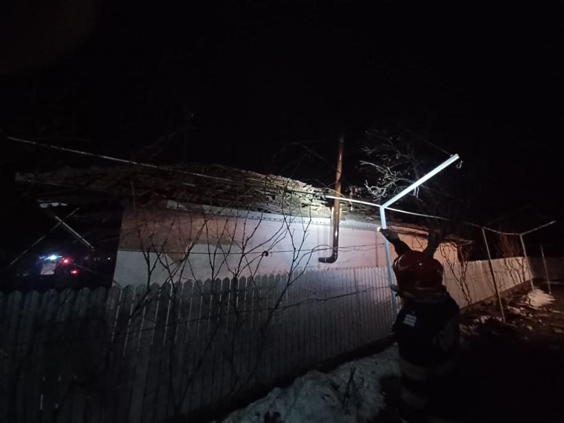 Explozie într-o casă din județul Vaslui. Două persoane au fost prinse sub dărâmături 18881865