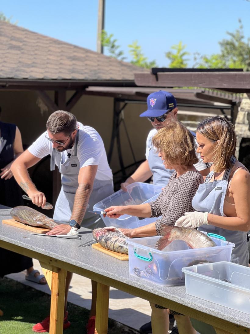 Cătălin Cazacu, Andreea Antonescu, Dan Badea și soția lui, Mădălina, fac echipă în cea de-a patra ediție a sezonului 10 Poftiți pe la noi! 18881889