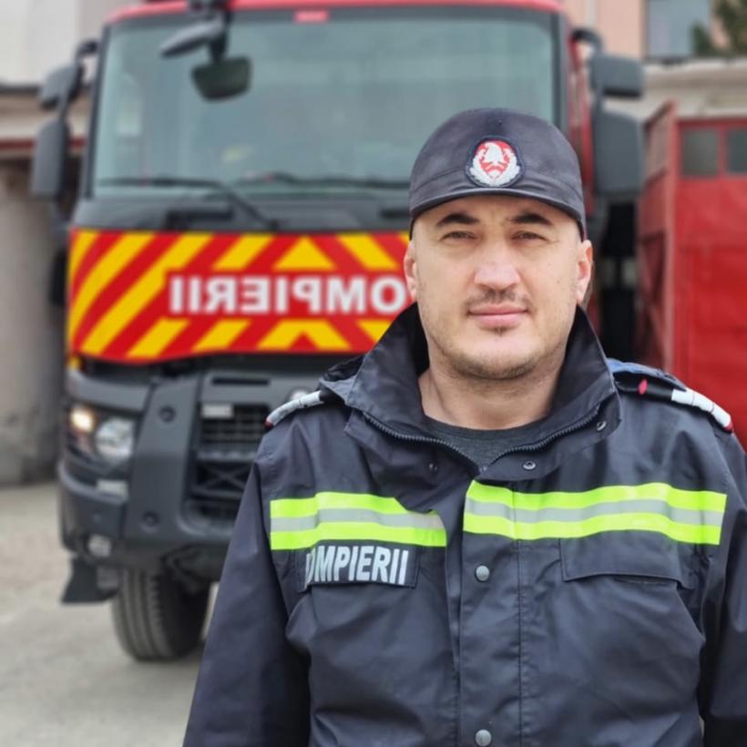 Erou în uniformă. Pompierul Marian Rădoacă a salvat viața unui bărbat aflat în pericol în apele înghețate ale unui lac