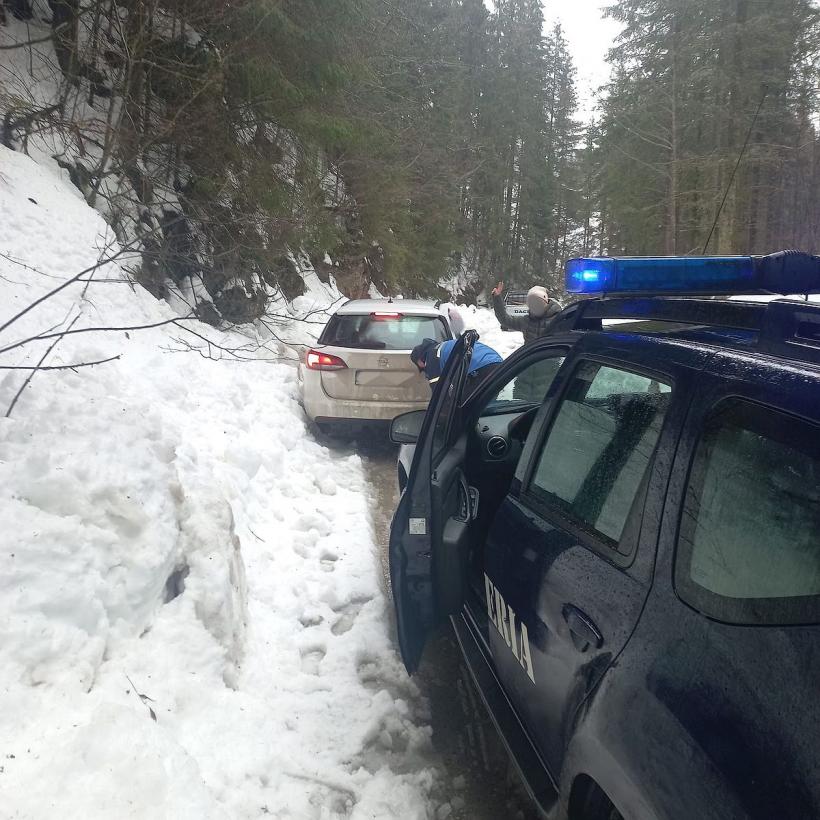 Doi adulți, blocați cu mașina în Munții Șureanu