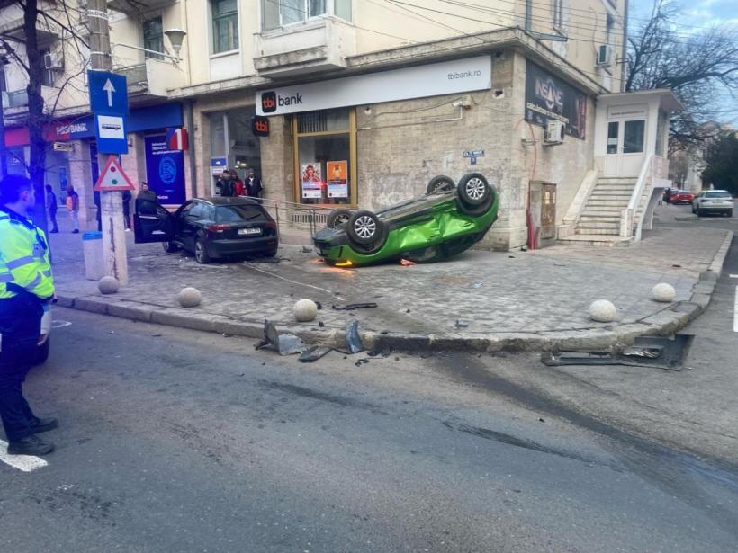 Două mașini au ajuns pe trotuar în centrul Galațiului. Una s-a răsturnat la intrarea într-o bancă 18882820