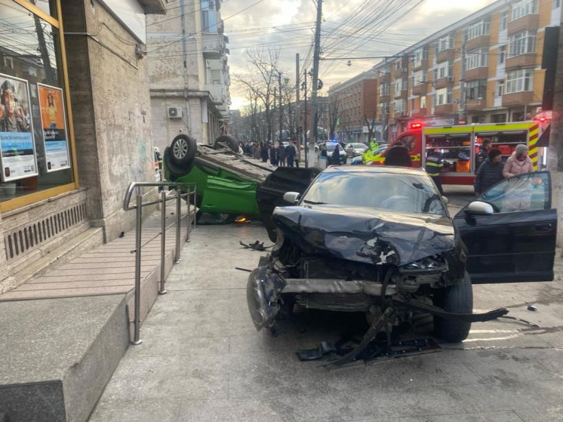 Două mașini au ajuns pe trotuar în centrul Galațiului. Una s-a răsturnat la intrarea într-o bancă 18882821