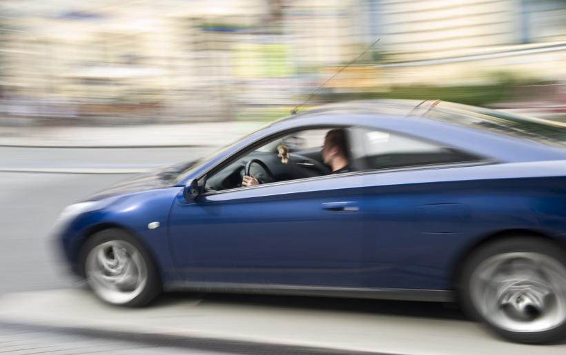 Bătrânica vitezomană: la aproape 80 de ani: o femeie a fost prinsă de polițiști conducând cu 118 km/h la Bacău 18882761